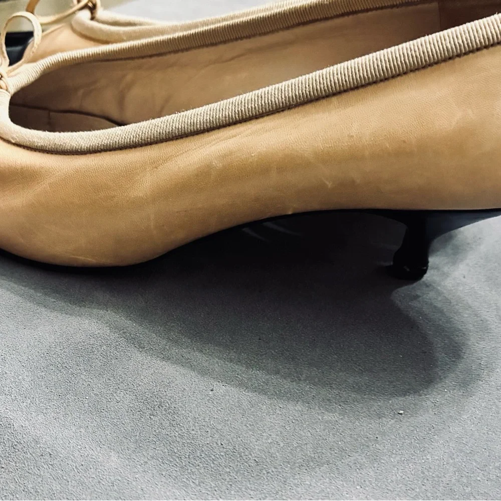 CHANEL Two-Tone Beige and Black heels - Picture 8 of 12